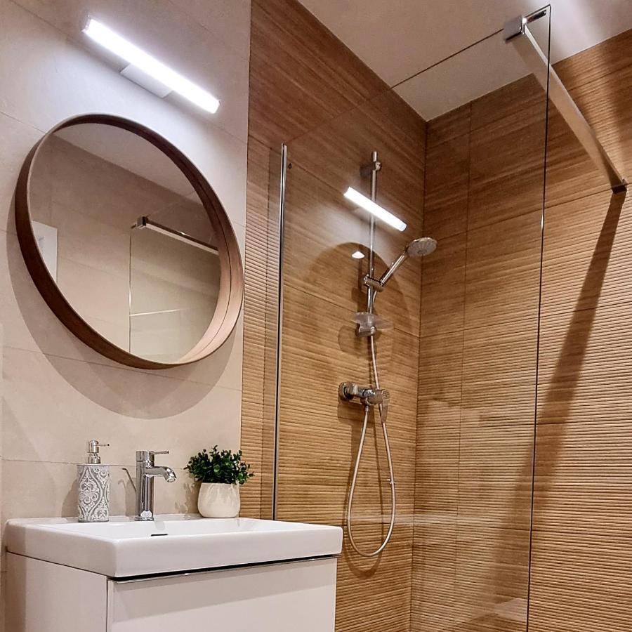 Apple Apartments - Wroblewskiego Prywatne Miejsce Parkingowe Łódź Esterno foto